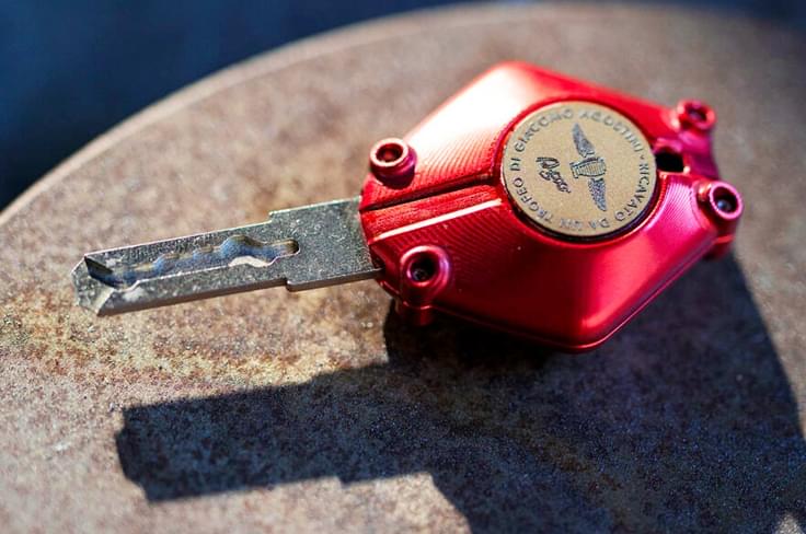 The key contains an element of an original racing trophy that Ago won many years ago. MV Agusta Superveloce 1000 Ago key